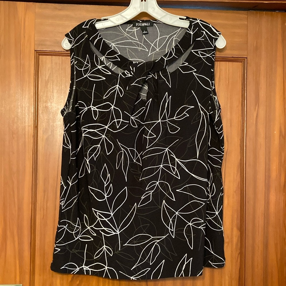 Roz & Ali; Women’s sleeveless black & white; size L;